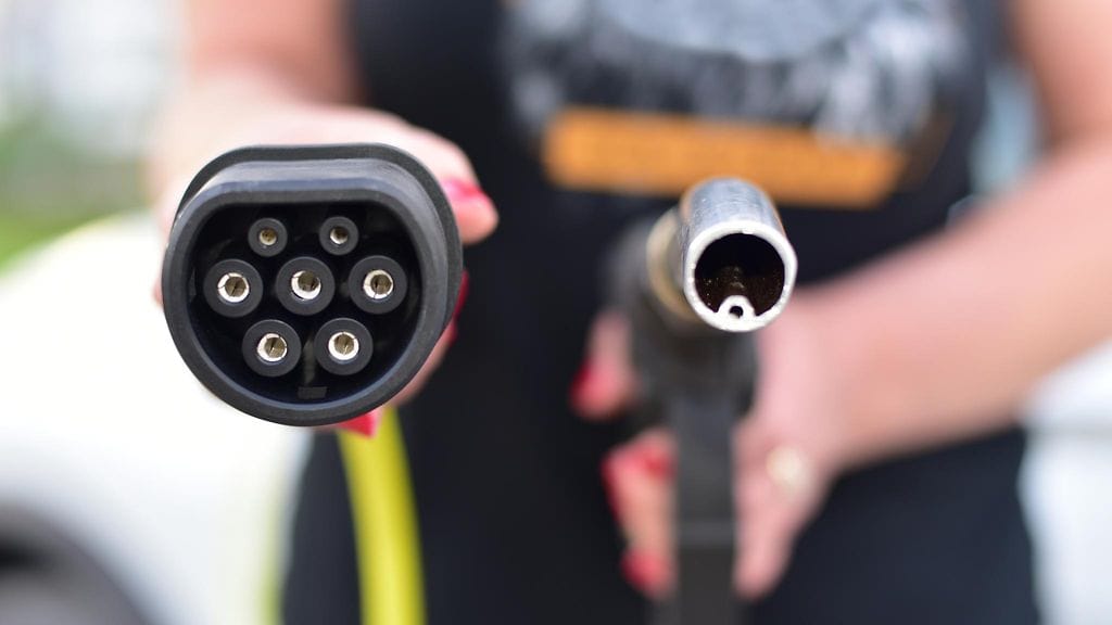 Sähköauton lataaminen on kotona pääsääntöisesti edullisempaa kuin reitin varrella.