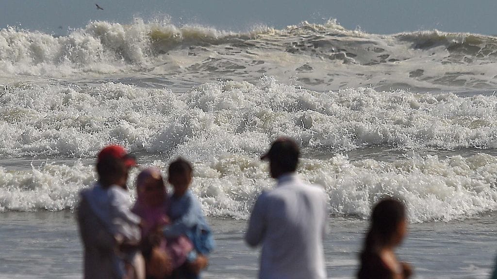 Ihmisiä 11. kesäkuuta 2023 rannalla Pakistanissa, jota lähestyy Biparjoy-sykloni.
