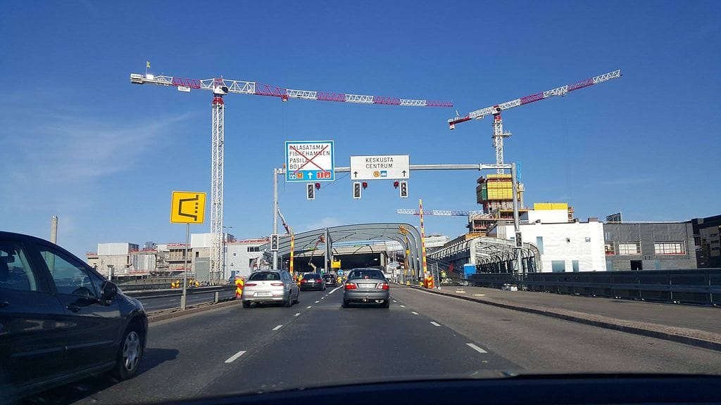 Poliisi epäilee, että Helsingin Kalasatamassa ajoradalta löydetty mies joutui henkirikoksen uhriksi. Kuvituskuvassa keskustaan menevä tunneli Kalasatamassa.