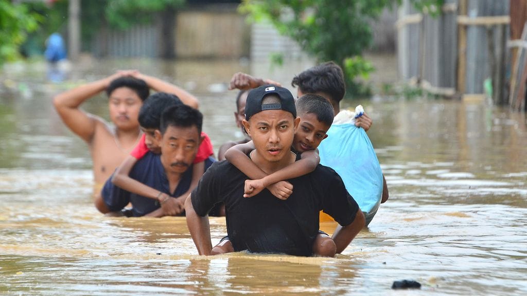 Tulvakuva Intiasta. Kolkatan kosteikkojen kerrotaan ehkäisevän tehokkaasti tulvien syntymistä.