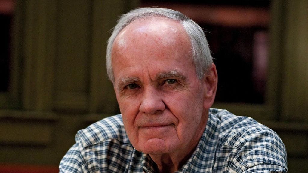 McCarthy tunnettiin omintakeisesta ja koruttomasta proosastaan, joka käsitteli väkivaltaisia ja armottomia teemoja. McCarthy vuonna 2011.