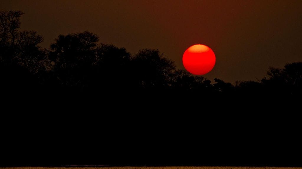 Häävieraita kyydinnyt puinen alus kaatui kesken matkan Nigeriassa. Kyydissä oli 300 ihmistä, heistä ainakin 103 on kuollut.