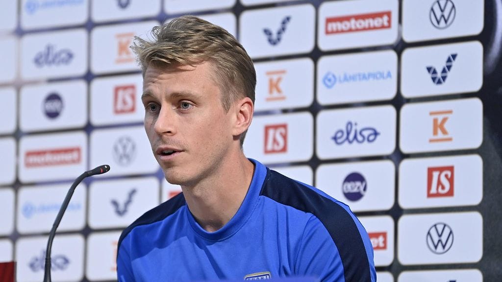 Rasmus Schüllerin ääni väreili ilosta, kun hän kiitti Huuhkajien kannattajia suurenmoisesta tuestaan.