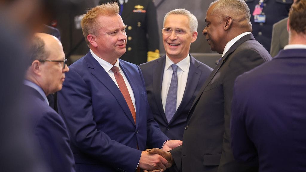 Puolustusministeri Antti Kaikkonen (kesk.) edustaa Suomea Naton puolustusministerien kokouksessa Brysselissä Belgiassa. Kuvassa Kaikkonen kättelee Yhdysvaltojen puolustusministeri Lloyd Austinia.