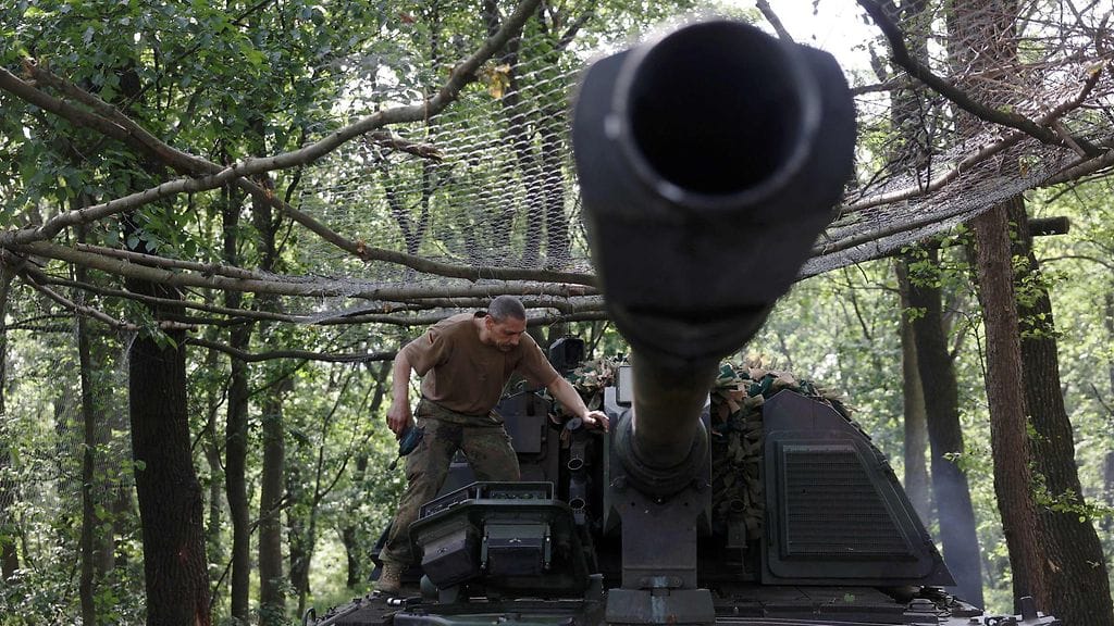 Ukrainan käytössä oleva saksalaisvalmisteinen panssarihaupitsi Bahmutin lähistöllä 15. kesäkuuta.
