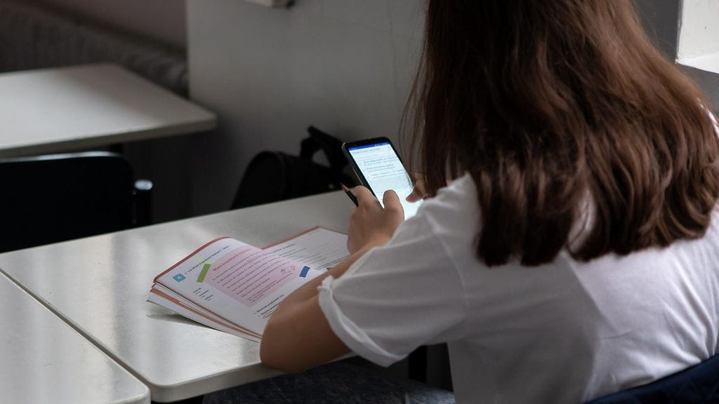 koulu oppilas matkapuhelin