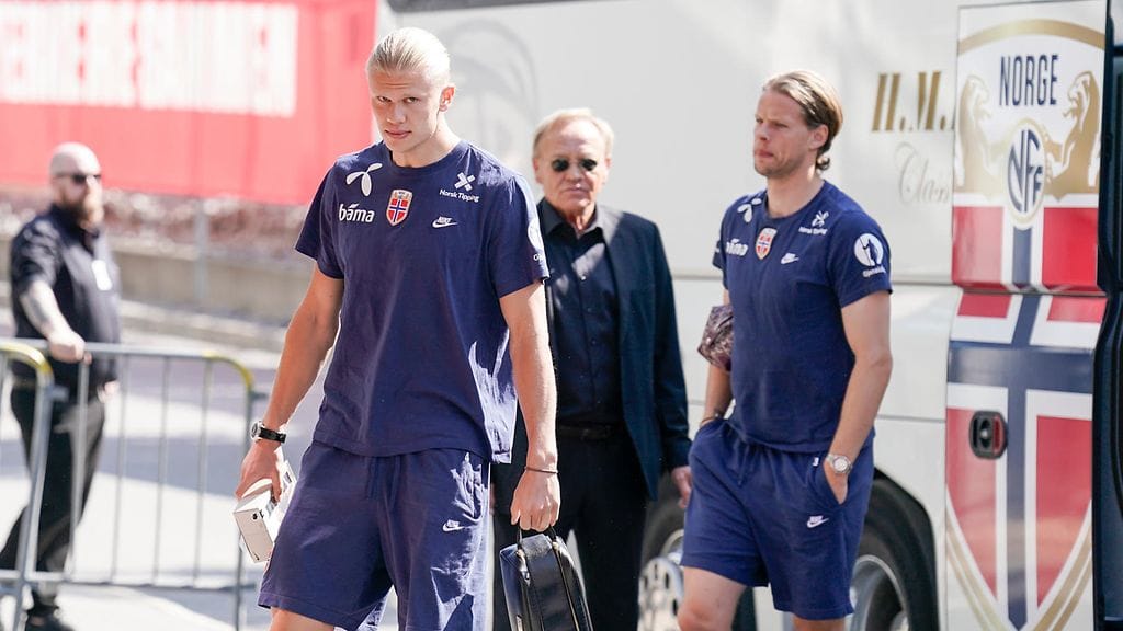 Erling Haaland sivuutti nuoret faninsa karun EM-karsintatappion jälkeen.