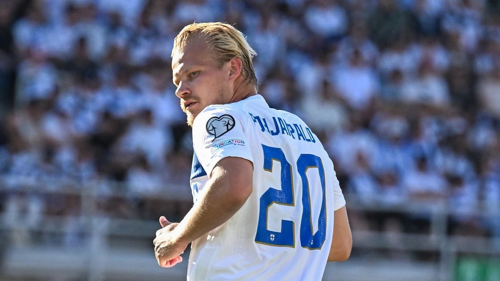 Joel Pohjanpalo oli San Marinon puolustajien huomion keskipisteenä.