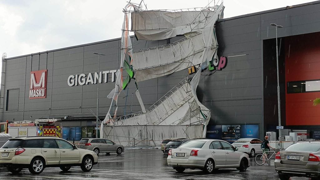 Henkilövahingoilta vältyttiin ja rakennus on tyhjennetty ihmisistä.