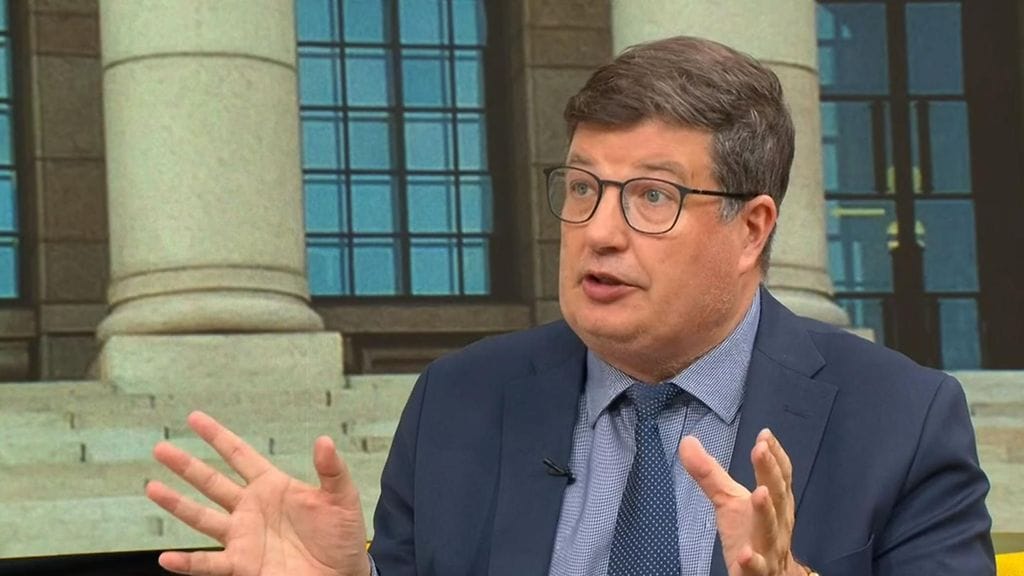 Opposition mielestä hallitus ajaa Arto Satosta (kuvassa) Kelan johtoon kuin käärmettä piippuun.