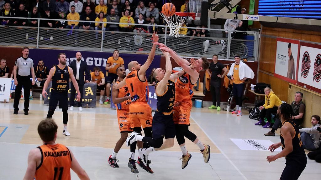 Oranssipaitainen Karhubasket taipui Seagullsille SM-finaaleissa viime toukokuussa.