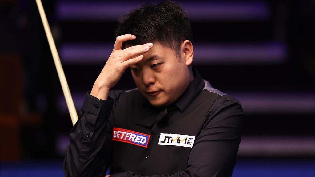 Liang Wenbo huhtikuussa 2021. Hänen uransa biljardilajeissa on ohi, jos kiinalaiselle annetussa pannassa ei tapahdu käännettä.