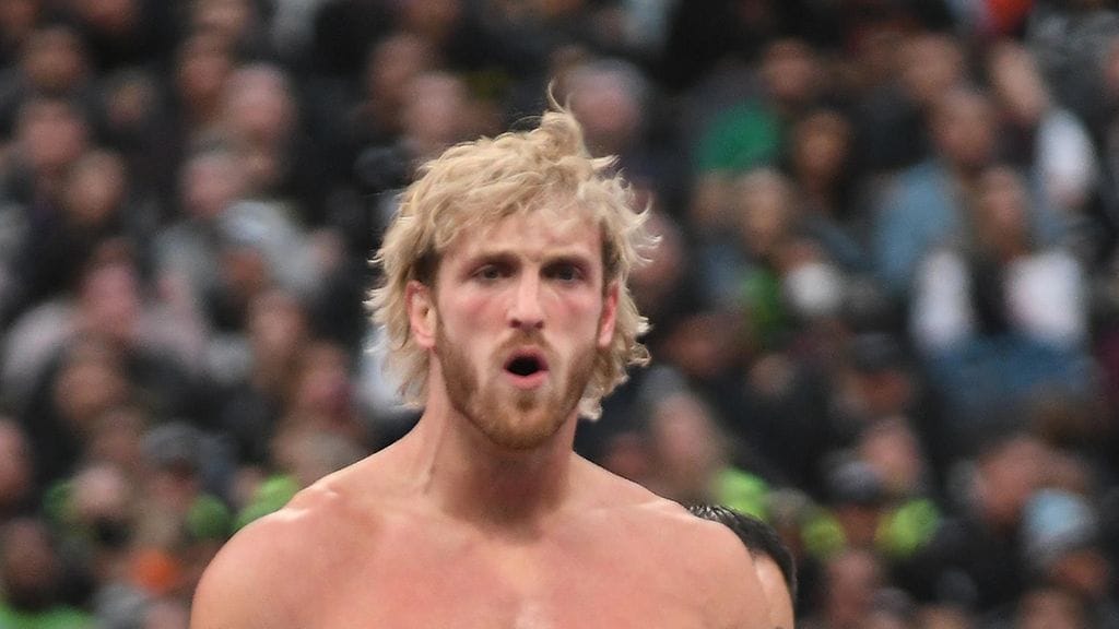 Youtube-tähti Logan Paul joutui vaaralliseen tilanteeseen UFC:n höyhensarjan mestarin Alexander Volkanovskin puristuksissa.
