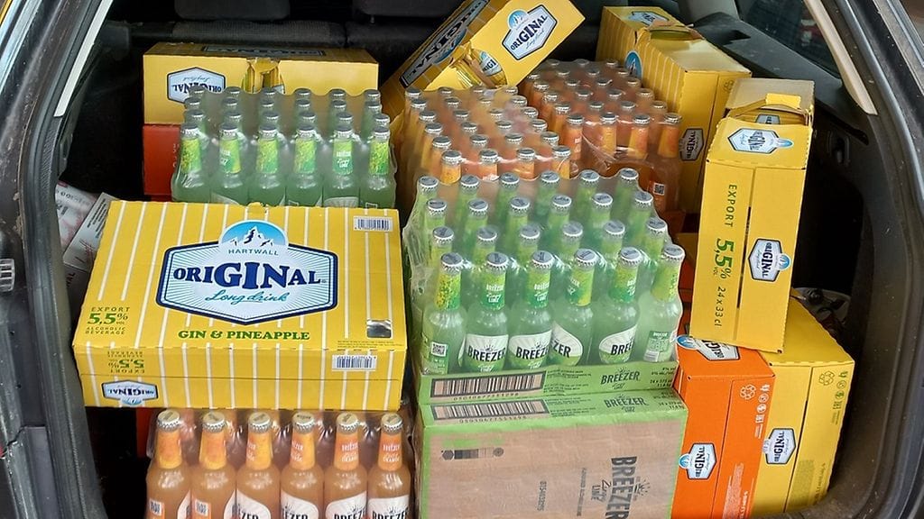 Poliisin julkaisemassa kuvassa trokarin takakontista löytyi nuorison suosikkijuomia.