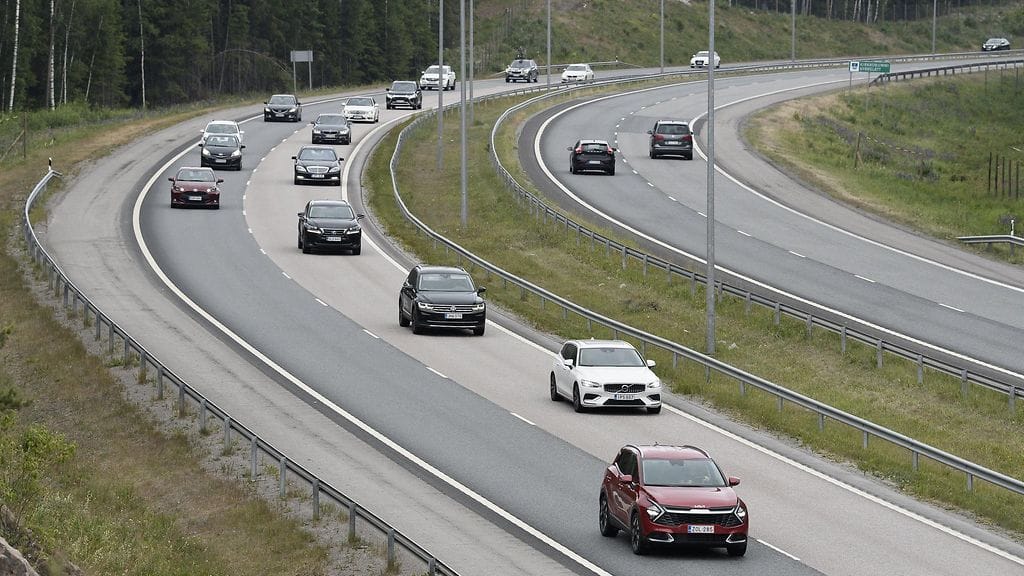 Kello 12–14:n aikaan liikenteen ennakoidaan rauhoittuvan jo selvästi. Kauppakeskuksien läheisyydessä voi lisäksi olla vielä niin kutsuttua asiointiliikennettä.