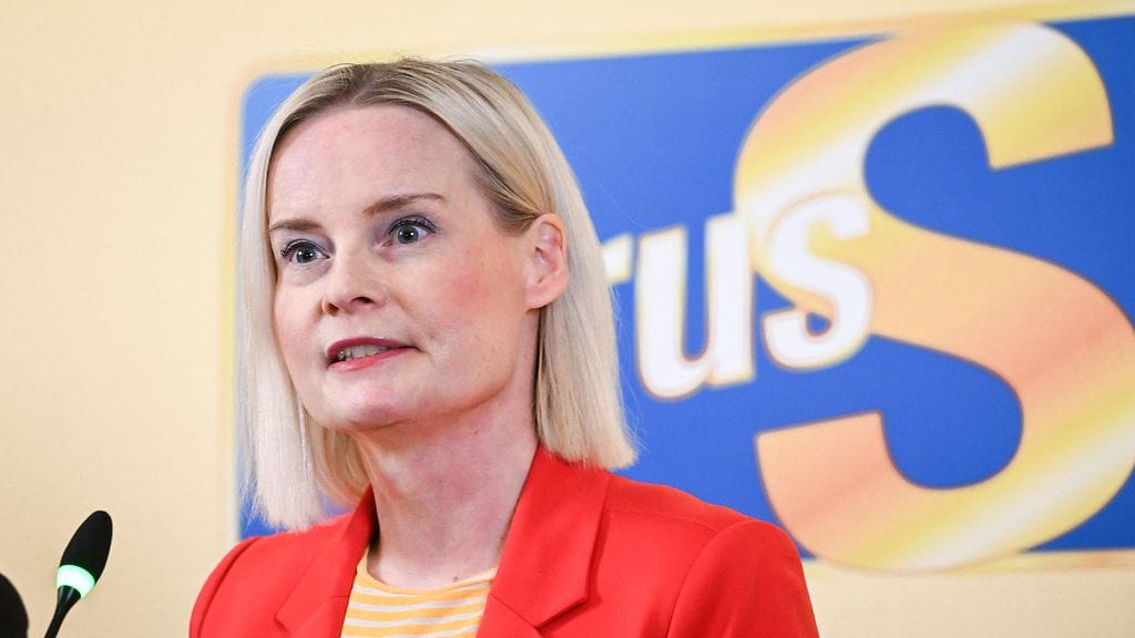 Valtiovarainministeri Riikka Purra kritisoi etenkin sitä, että maahanmuuttajaryhmille tarjotaan verovaroin heidän omaa kieltään ja kulttuuriaan ylläpitäviä palveluita.