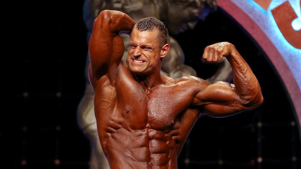 Klaus Drescher poseeraa Classic Physique -kilpailussa Arnold Sports Festival -tapahtumassa vuonna 2020.