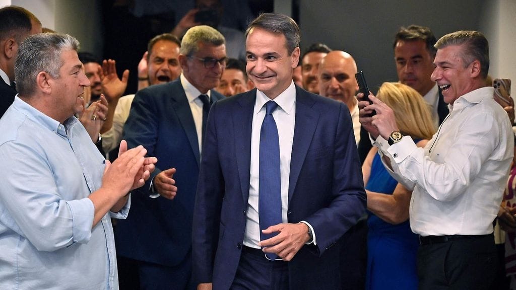 Kyriakos Mitsotakis iloitsi sunnuntaina vaalien tuloksesta puolueensa vaalinvalvojaisissa Ateenassa.