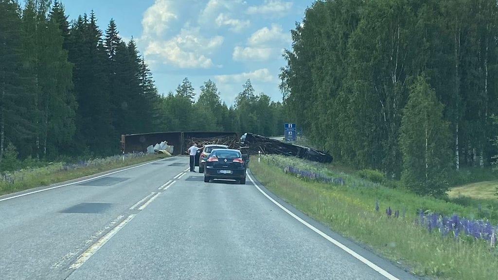 Metallia ja puutavaraa kuljettanut rekka kaatui 77-tiellä Pielavedellä. Kuva: Jere Johannes Manninen