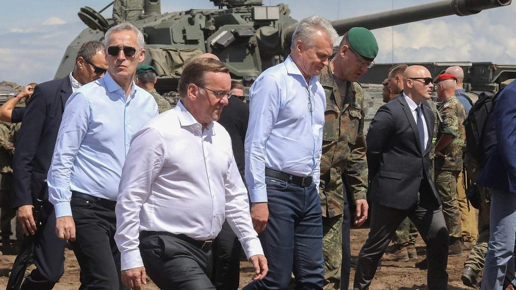 Naton pääsihteeri Jens Stoltenberg (vas.), Liettuan presidentti Gitanas Nauseda (oik.) ja Saksan puolustusministeri Boris Pistorius (vas.) Liettuan ja Saksan sotaharjoituksessa Liettuassa tänään maanantaina.