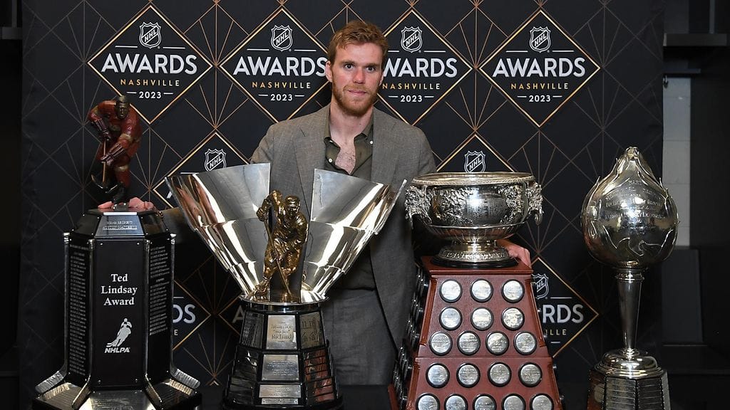 Connor McDavid voitti NHL:n parhaalle jaettavat Hart Trophyn ja Ted Lindsay -palkinnon sekä pokkasi lisäksi myös parhaan maalintekijän Maurice Rocker Richard Trophyn ja pistekuninkaan Art Ross Trophyn.