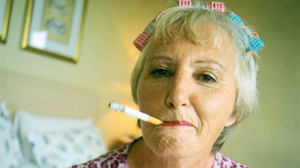 Lääkäri sanoo, että makua muuttavilla aineilla kalastellaan erityisesti naisia ja nuoria tupakoitsijoiksi. Kuvituskuva.