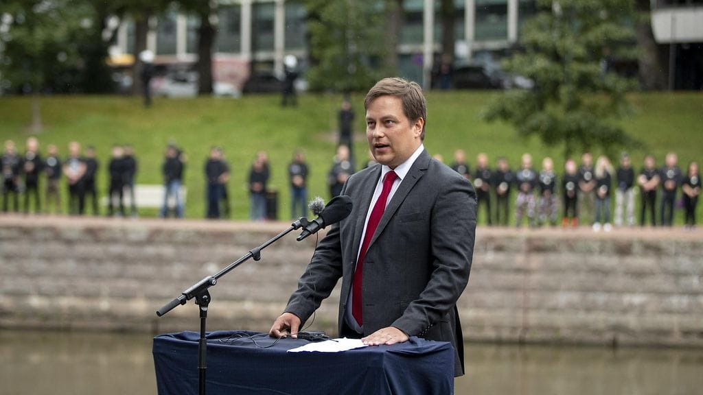 Elinkeinoministeri Vilhelm Junnila pitämässä puhetta äärioikeistolaisessa tapahtumassa 2019. Tutkijan mukaan natsiviittausten kuittaaminen huumoriksi on perinteistä radikaalioikeistolaista viestintää.