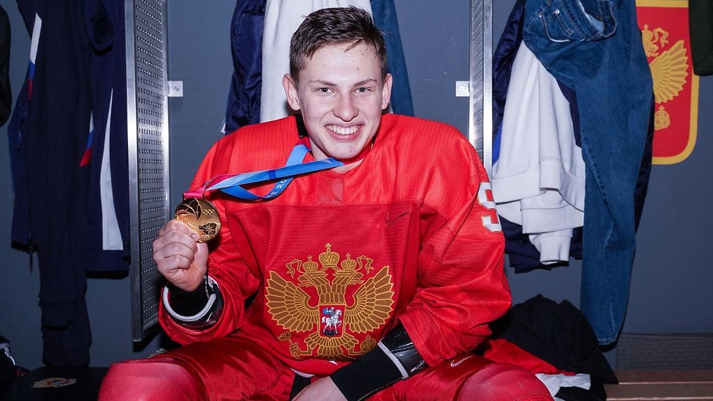 Matvei Mitshkov juhli kultaa nuorten olympialaisissa Sveitsissä vuonna 2020.