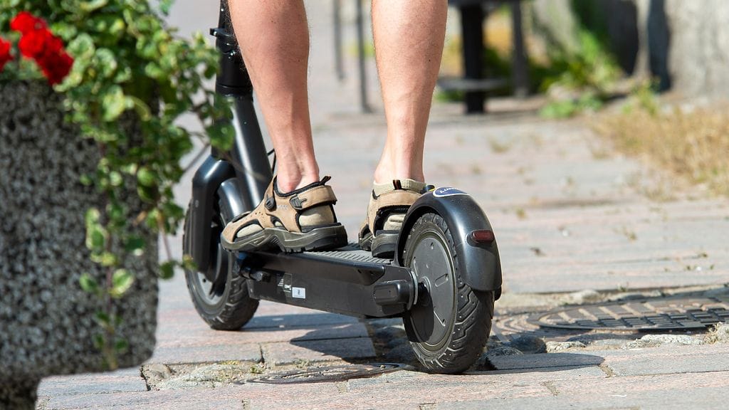 Yli 25 kilogrammaa painavia tai yli 25 kilometriä tunnissa kulkevia sähköpotkulautoja koskee uusi liikennevakuutuslaki.