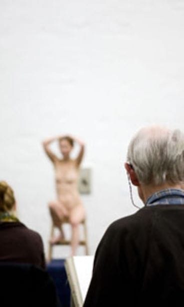 Elävän mallin piirtämistä Taidehallilla.