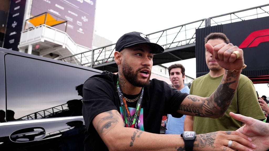 Jalkapallokannattaja on jättämässä koko perintönsä Brasilian supertähden Neymarin haltuun. Kuva Barcelonan F1-varikolta kesäkuussa 2023.