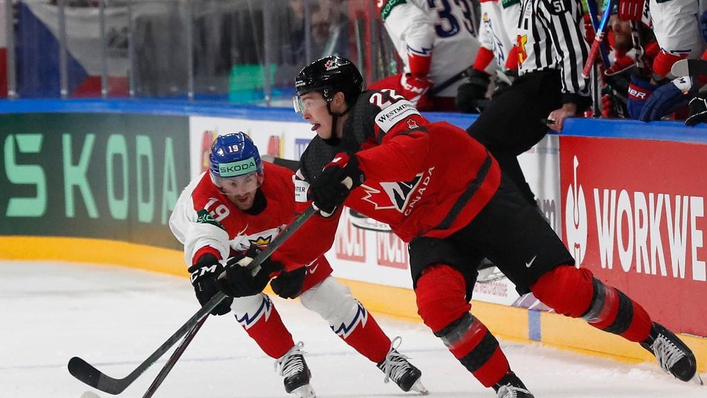 Jack Quinn voitti Kanadan kanssa MM-kultaa Tampereella. Kuva alkulohkon ottelusta Tshekkiä vastaan Riiassa toukokuussa 2023.