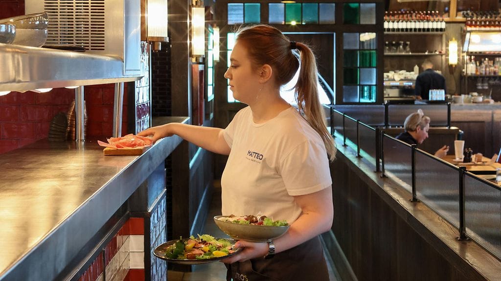 Moni kesätyöntekijä jää edelleen ilman tärkeitä työhön liittyviä tietoja, tiedottaa aluehallintovirasto. Kuvituskuva.