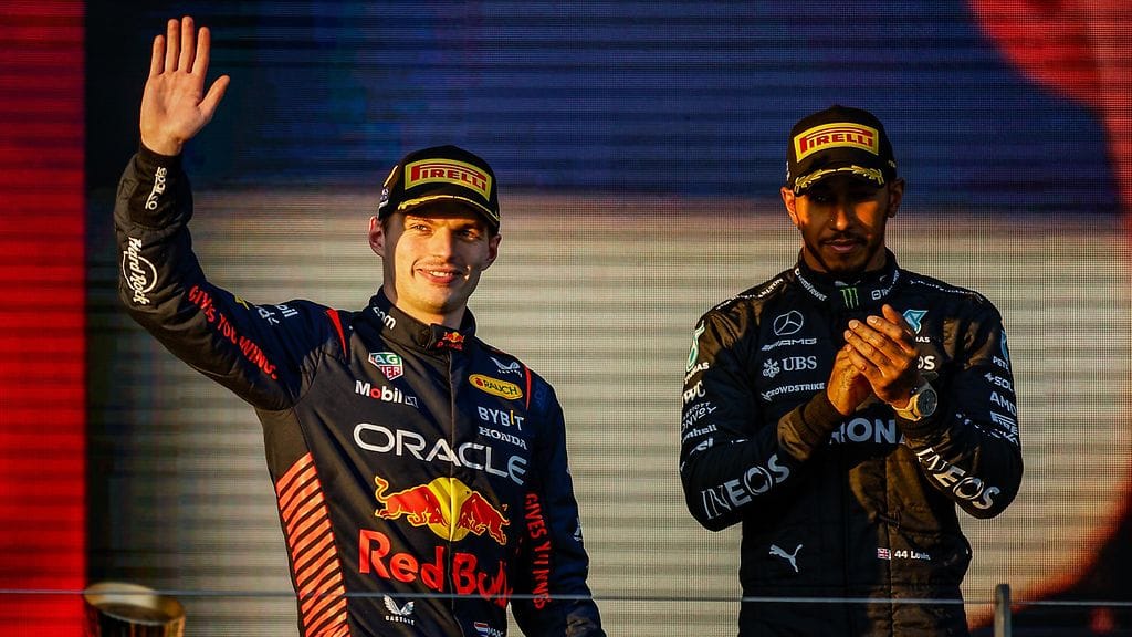 Tuttu näky viime vuosilta: Max Verstappen juhlii, Lewis Hamilton varjoissa.
