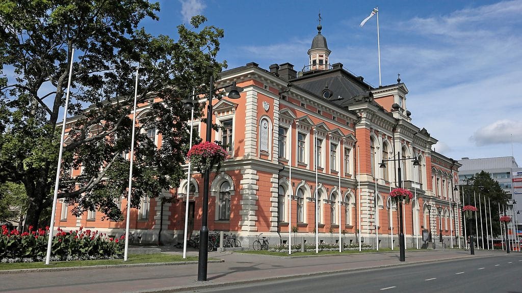 Kuvassa Kuopion kaupungintalo, jonka lähellä epäilty henkirikos tapahtui.