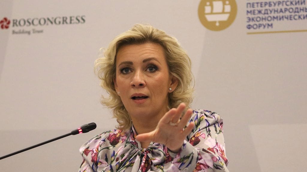 Venäjän ulkoministerön tiedottaja Maria Zaharova vaati selitystä vakoilusta epäillyn venäläiskiekkoilijan pidätykselle.