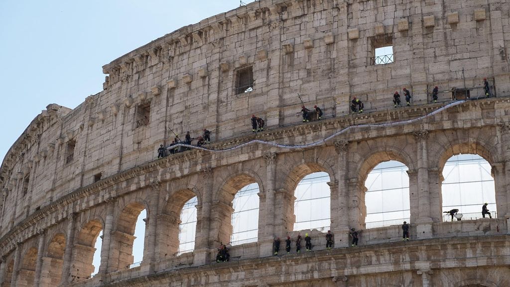 Lähes 2 000 vuotta vanha Colosseum on yksi keisarillisen Rooman tunnetuimmista symboleista ja Italian suosituin matkailukohde. Se on myös suojeltu Unescon maailmanperintökohde.