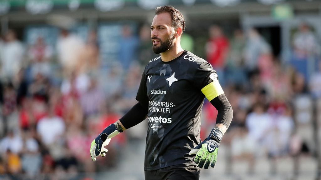 Beto on päättänyt ripustaa maalivahdin hanskansa naulaan.