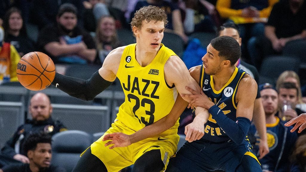 Lauri Markkanen ja Tyrese Haliburton väänsivät parketilla viime helmikuussa.