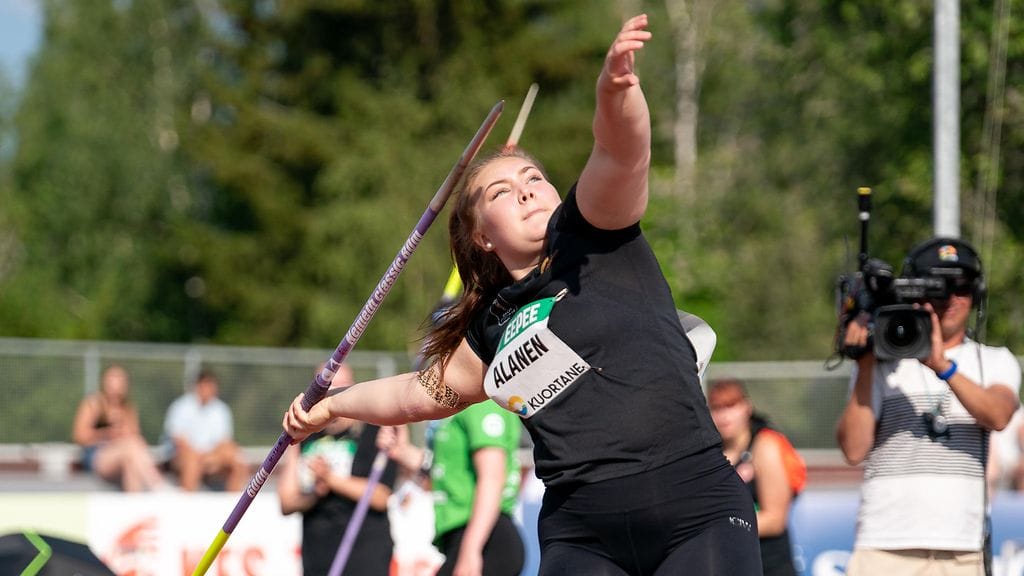 Anni-Linnea Alanen kiskaisi keihään päälle 62 metrin.