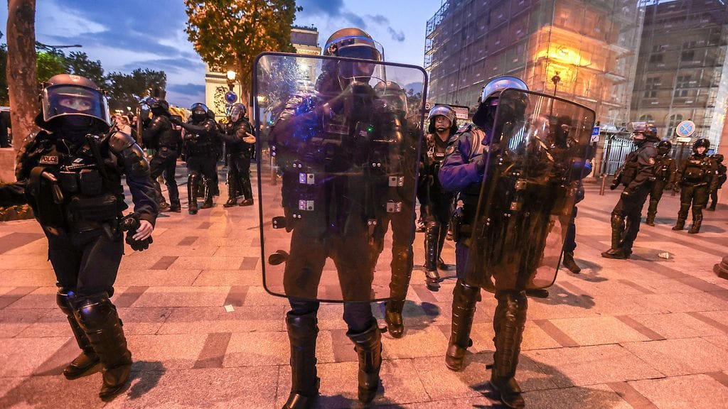 Mellakkapoliiseja Pariisisssa 1.7.2023. AOP