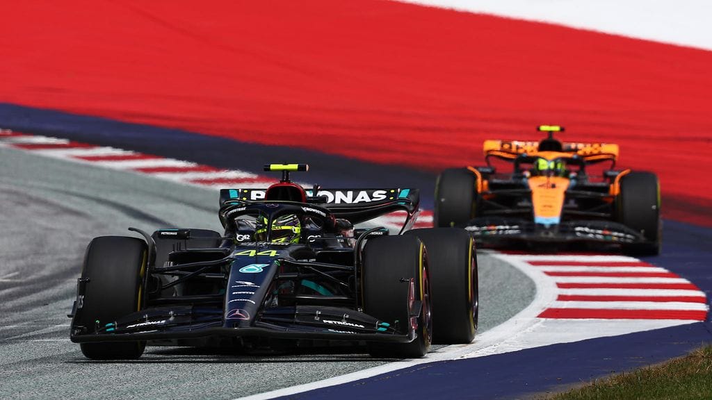 McLarenin Lando Norris kanteli Lewis Hamiltonin ratarajojen ylittämisistä tiimiradiossa.