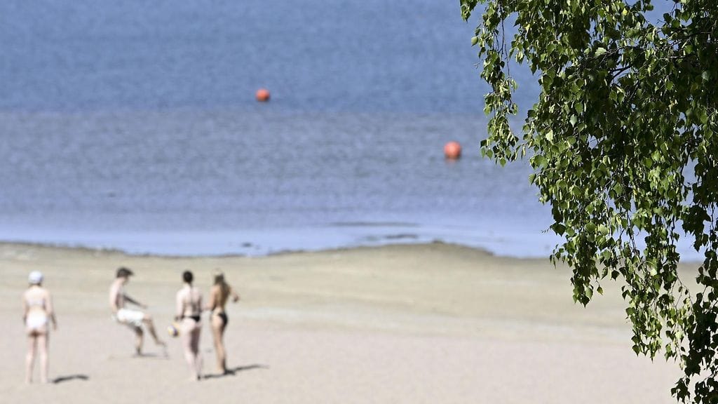 Kesäpäivän viettoa Hietanieman uimarannalla Helsingissä kesäkuussa.