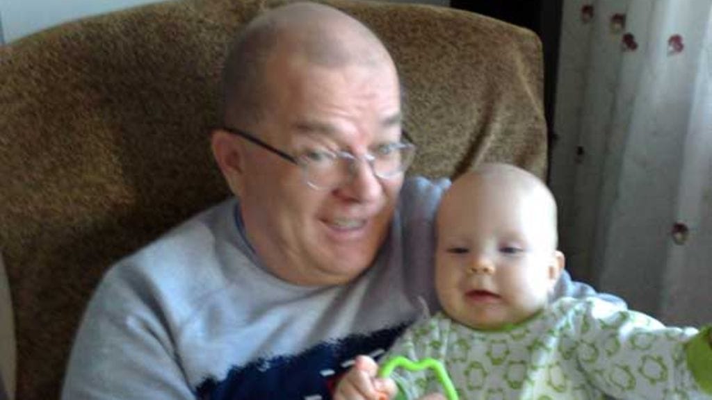 Kun ukki on kunnossa, hän jaksaa leikitellä Eemelin kanssa.