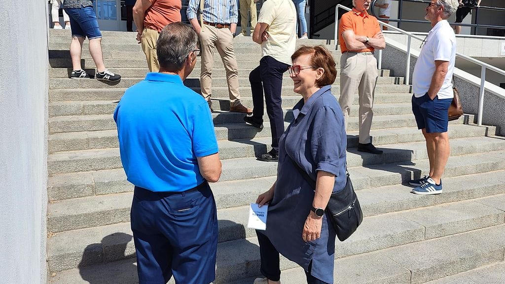 Tuula Laaksalo vaihtoi ajatuksia valmentajavelho Leo Pusan kanssa 40 vuotta yleisurheilun ensimmäisistä MM-kilpailuista -tilaisuudessa Helsingissä.