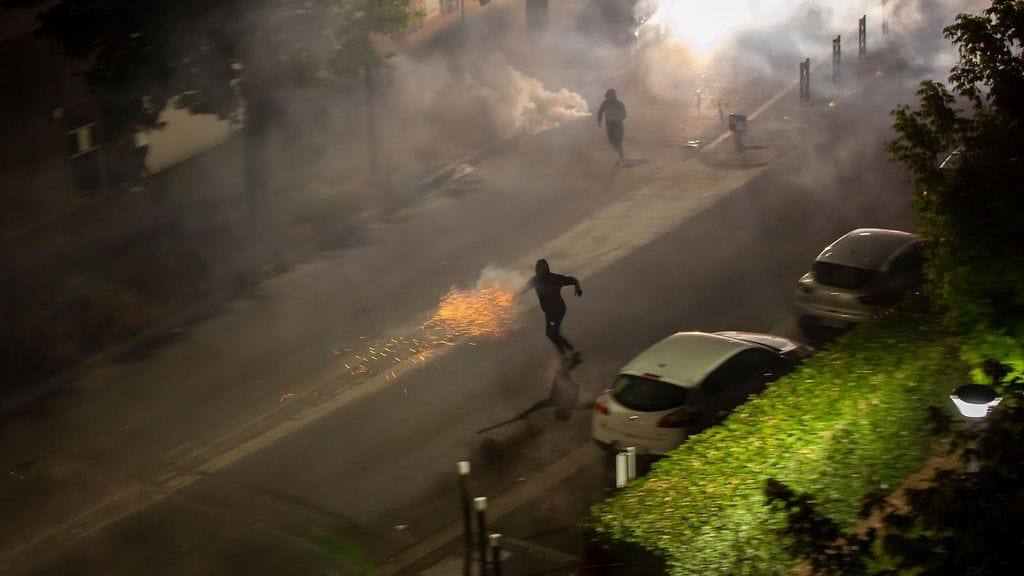 Ammutun 17-vuotiaan isoäiti totesi sunnuntaina olevansa surullinen poliisin saamasta tuesta.