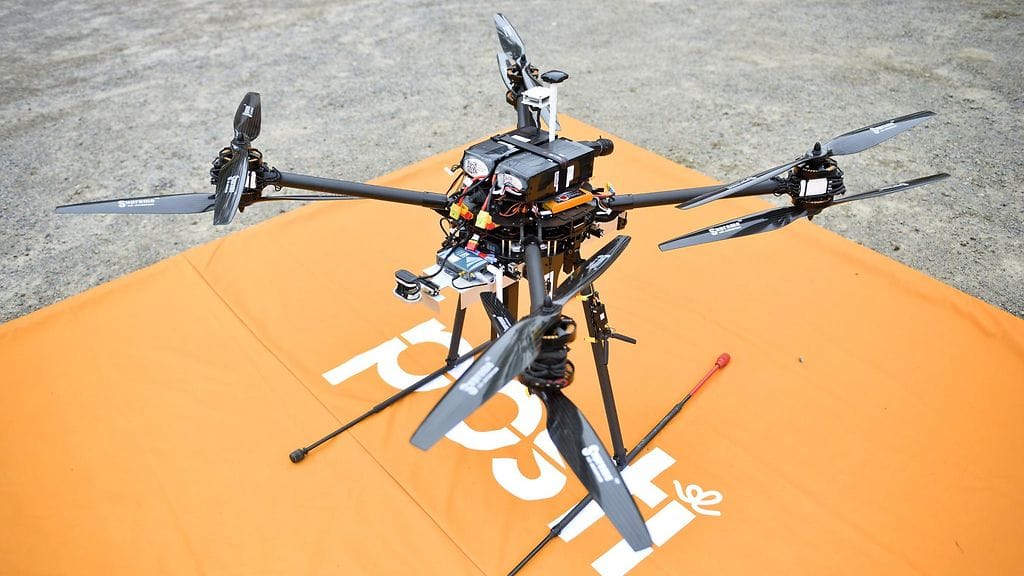 Postin robottikopteri laskeutumisalustalla Helsingin Suomenlinnassa 1. syyskuuta 2015.