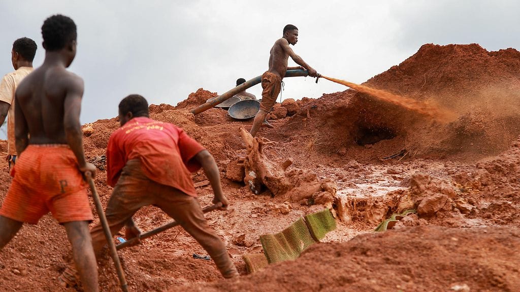 Kulta kuuluu niin sanottuihin konfliktimineraaleihin. Kuvassa kullankaivajia Ghanassa. Kuvituskuva.