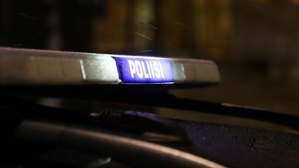 Vartija oli joutunut käyttämään uhkailijaan oc-sumutetta turvatakseen kiinnioton, kun kiinniotetun kaveri tuli vartijan luokse ja sumutti tätä kaasulla.