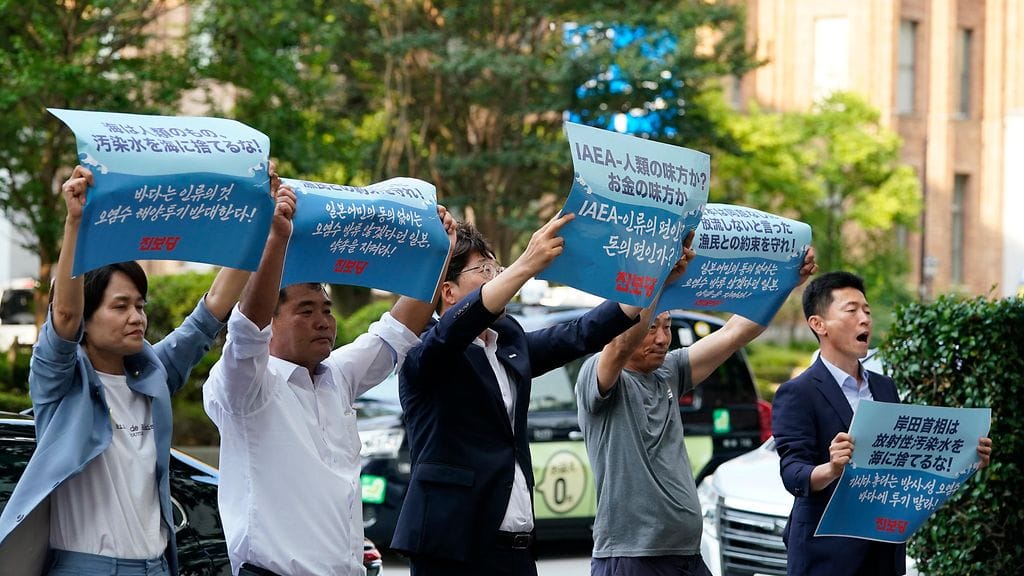 Mielenosoittajia protestoimassa päätöstä sallia käsitellyn radioaktiivisen veden laskemisen mereen.